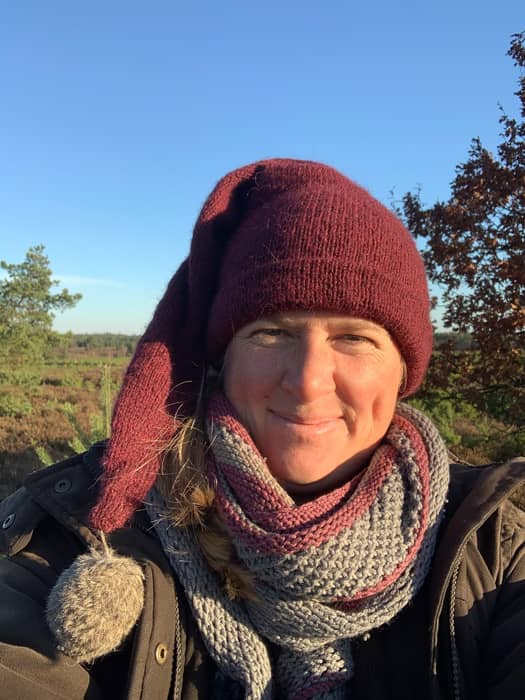 🌞 Sonne satt beim heutigen Hütetag.
Natürlich in meiner zur Saison passenden Mütze aus der „Dünne Wuul“ Burgunder mit Bommel natürlich. #oslohuenhat Der farblich passende Schal wird leider nicht fertig werden vor Weihnachten. Und weil den Schnucken das Futter hier gut gefallen hat, konnte ich dank unserem Sitzkissen mit trockener Hose eine Pause machen. 🥳 Und noch ein schnelles Projekt vor Weihnachten weiterstricken. Wieder einmal Handstulpen. #hiedramitts - „Dünne Wuul“ Rosa. #regionalewolle #stricken #hoepenschaeferei #heidschnucken #schnuckenwolle