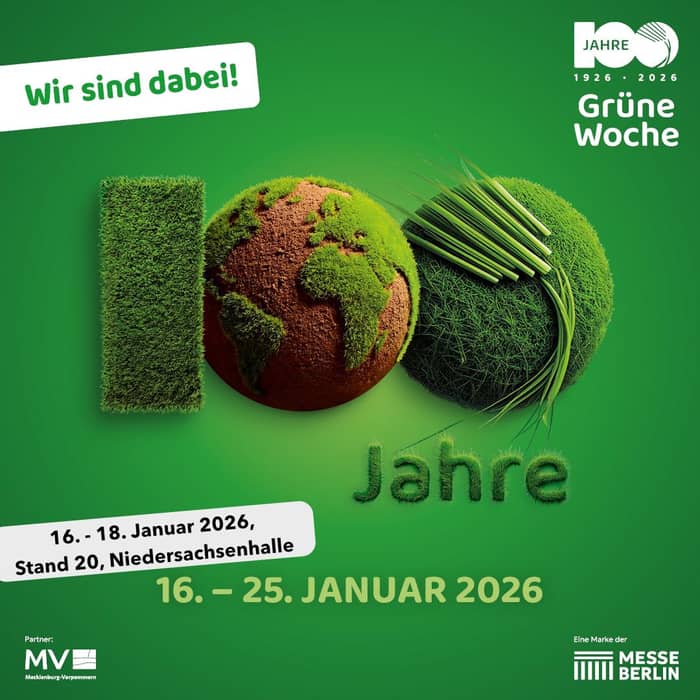 Wir sind dieses Jahr mit auf der Grünen Woche in Berlin, zumindest an diesem ersten Wochenende! Ihr findet uns in der Niedersachsenhalle (Halle 20) am Stand des Naturparks Lüneburger Heide.
Dort dürfen zusammen wir mit anderen Akteuren die Lüneburger Heide und unsere Wollprodukte präsentieren. Wir sind schon ganz gespannt und freuen uns auf viele interessante Gespräche und Begegnungen.
Parallel dazu wird es passend zur Nutztierrasse des Jahres in der Tierhalle Heidschnucken des VNP zu sehen geben und die GEH (Gesellschaft zur Erhaltung alter und gefährdeter Haustierrassen) stellt sich dort den Fragen zu Heidschnucken und bedrohten Nutztierrassen, nicht zu vergessen den in diesem Jahr ebenfalls mit den Heidschnucken zusammen erwählten Altdeutschen Hütehunden - die leider zusammen mit den Schäfern immer bedrohter geworden sind.
Am Wochenende danach kommt dann für Schneverdingen die Heideblütenkönigin zur Grünen Woche.
#schneverdingen #höpenschäferei #naturparklüneburgerheide #Heidschnucken #schnuckenwolle #regionalewolle