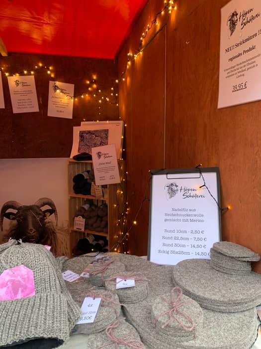 Heute noch bis 19:00 Uhr - Weihnachtsmarkt in Schneverdingen rings um die Kirche Peter und Paul. Gucken, fühlen, anprobieren, schnacken. 😊